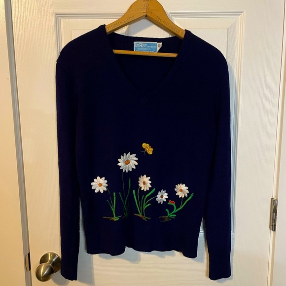 LeRoy Knitwear Sweaters - VTG LeRoy Knitwear v-neck blue sweater w/ daisies & butterfly embroidery sz S